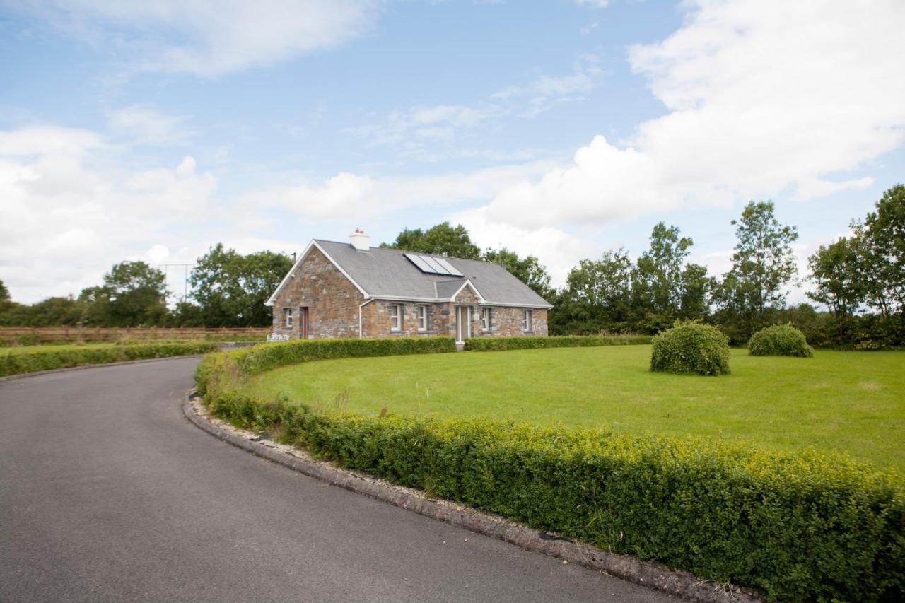 Inviting 4-Bed House In Strokestown Villa Luaran gambar